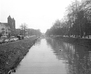 851692 Gezicht op de Stadsbuitengracht te Utrecht met links de St.-Gertrudiskerk (Willemsplantsoen 2), vanaf de ...